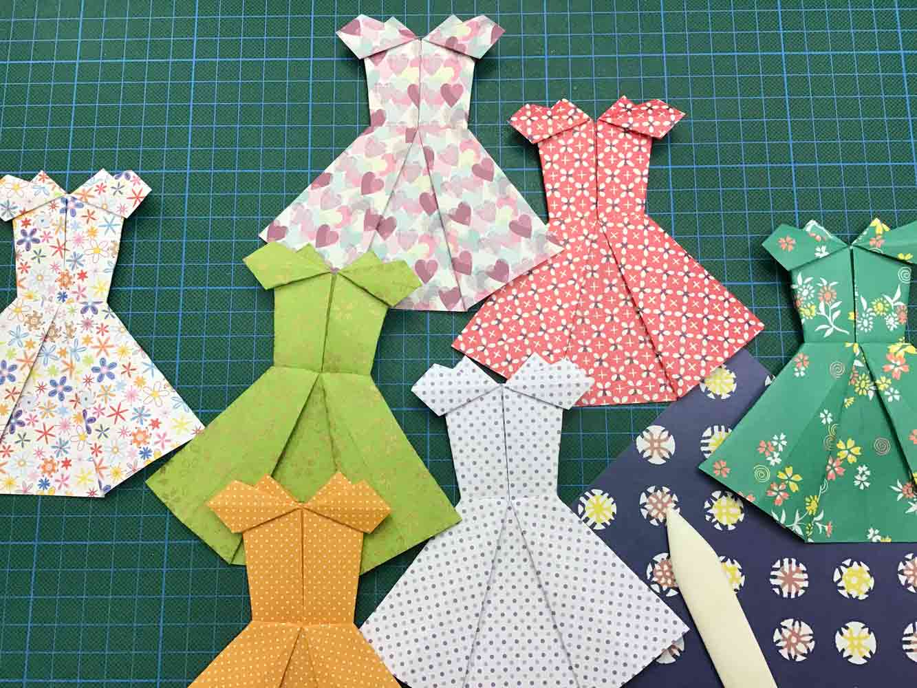 Zu jedem Anlass das passende Kleid … Die einzelnen Faltschritte sind relativ leicht nachzuvollziehen, nur um die Taille herum wird es etwas kniffelig. Es lohnt sich jedoch, da dieses Kleid einfach gute Laune versprüht!  Zur Auswahl stehen bunte einfarbige 80 g und verschiedene handgeschöpfte Papiere.  Unterschiedliche Verwendungsbeispiele finden Sie in meinem Ausstellungsraum – auch zum direkten Kauf.