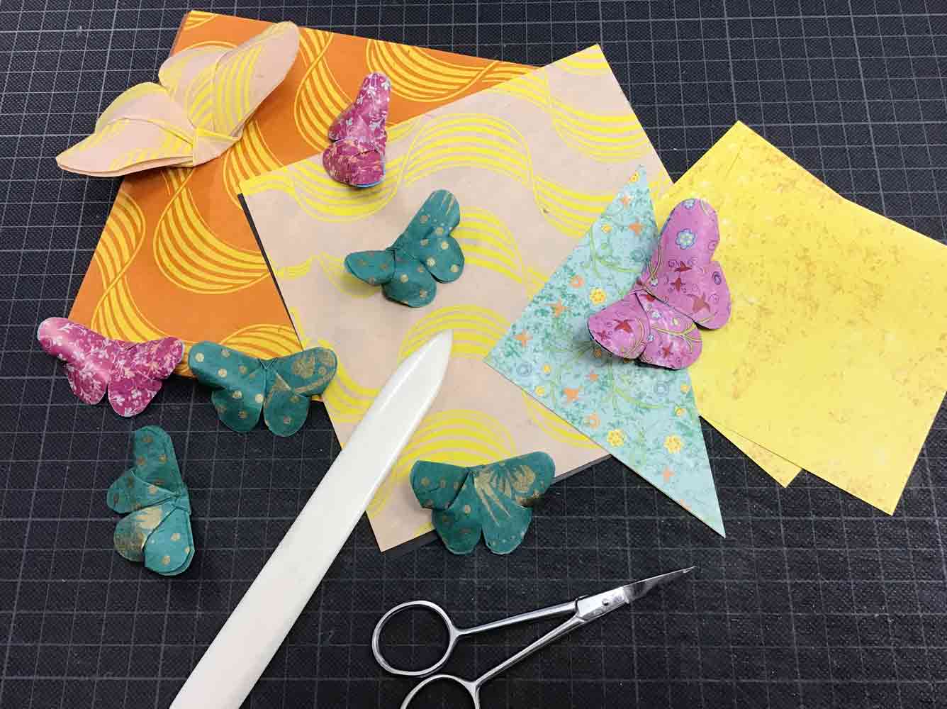 Bei diesem Schmetterling lassen wir beide Papierseiten erstrahlen. Gefaltet in unterschiedlichen Größen ist diese Form des Schmetterlings immer wieder eine schöne Dekoration an der Wand, in der Blume oder gefädelt als Girlande.